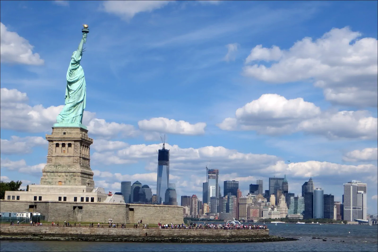 Статуя Свободы и панорама Манхэттена