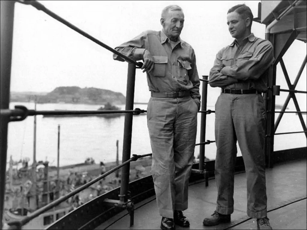 Джон Маккейн-старший и Джон Маккейн-младший, 1945 год