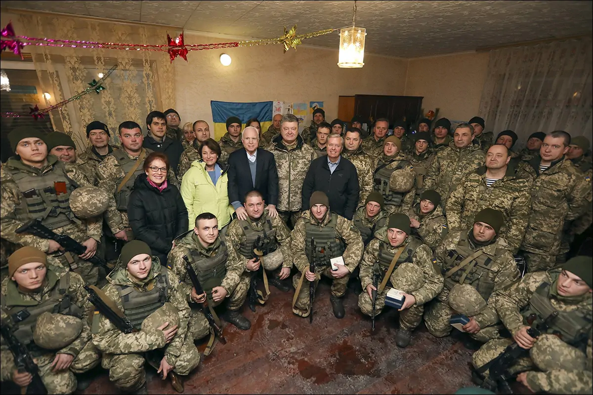 Джон Маккейн и Петро Порошенко с бойцами украинской армии, 31 декабря 2016 года