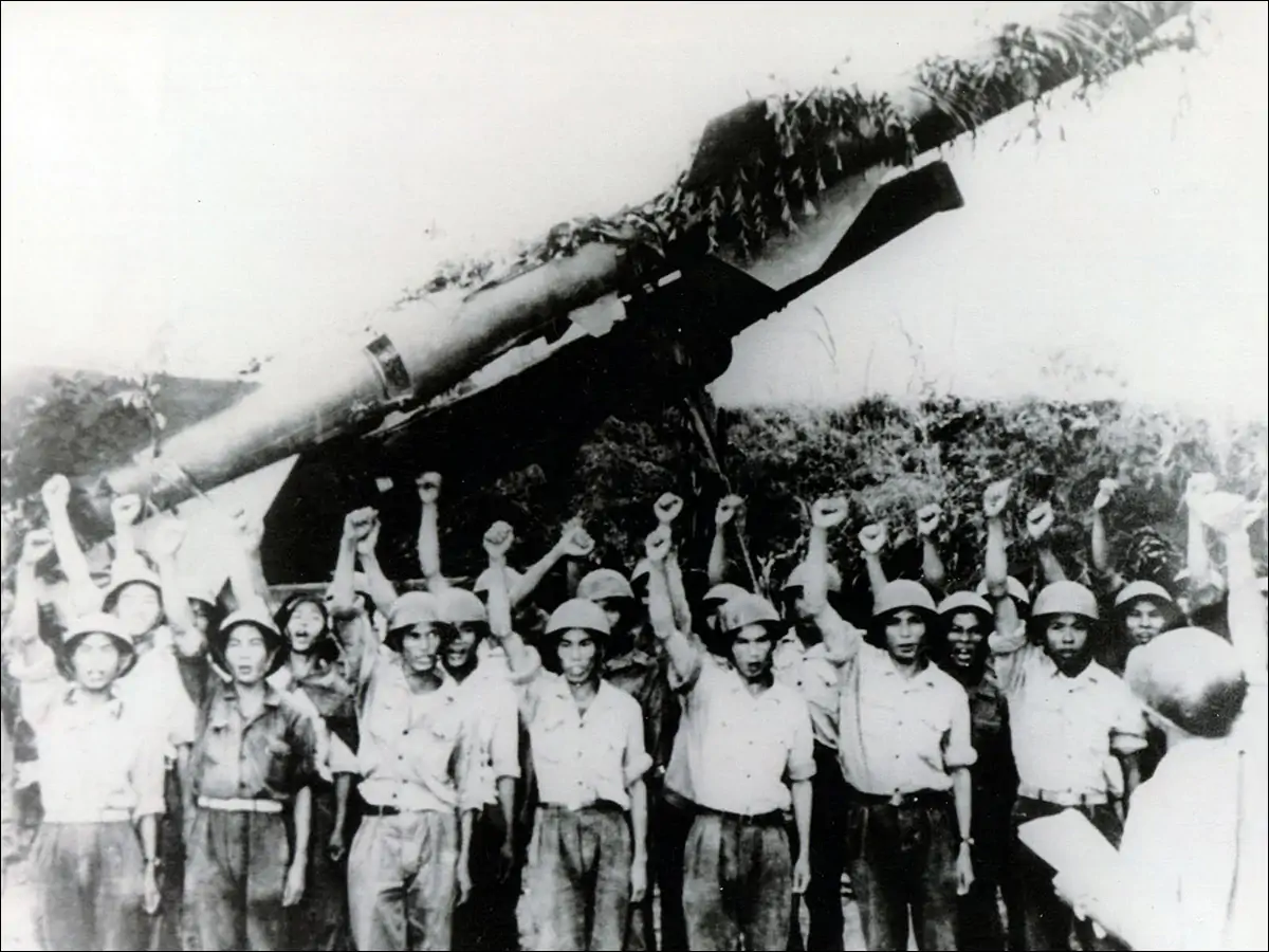 Вьетнамцы у советской ракеты