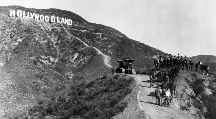 Открытие знака Hollywoodland в 1923 году