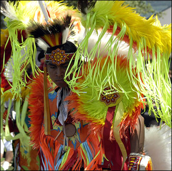 Индейский танцор на фестивале в Новом Орлеане