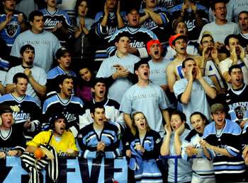 Студенты Университета штата Мэн на хоккейном матче