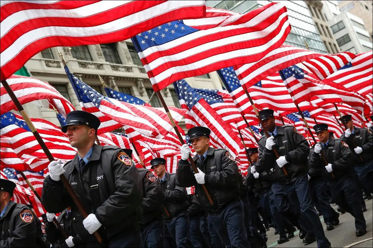 Флаг США на параде в Нью-Йорке