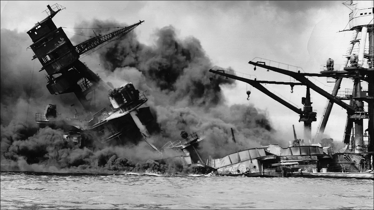 Перл-Харбор после атаки японцев